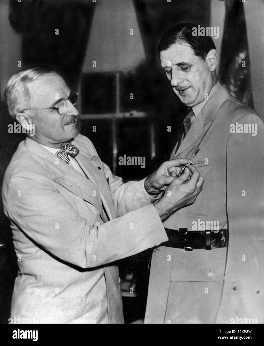 Il presidente Harry Truman awards il generale de Gaulle legione di merito alla Casa Bianca Foto Stock