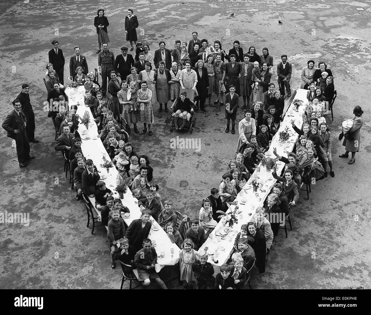 Festa di bambini celebrando VE giorno nel sud di Londra Foto Stock