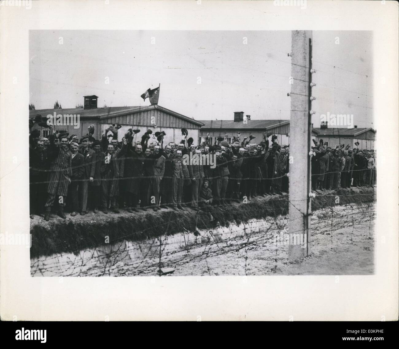 Maggio 05, 1945 - WW II Ger(INV) Con Camp-Dachau: Dachu-il più famoso di tutti i campi di concentramento nazisti, è stato sempre gestito da uomini del quarantaduesimo Rainbow Div. dell'esercito 7. Scene di orrore di applicazione sono stati testimoniati da truppe americane come andavano da un edificio all'altro. Migliaia di morti di fame cerpses sono stati impilati quasi al tetto in attesa di cremating e migliaia di vivere è impazzita di gioia quando hanno visto la pasta boys in crash la loro prigione. Molti dei prigionieri di dimensioni immediatamente il loro SS torture e li uccise gettando i loro corpi per la maggior parte circostante il camp Foto Stock