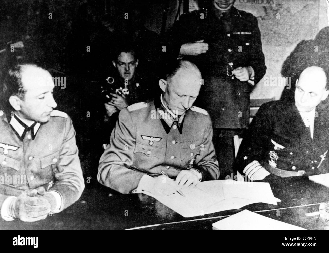 La resa incondizionata tedesco del Terzo Reich essendo firmato Foto Stock