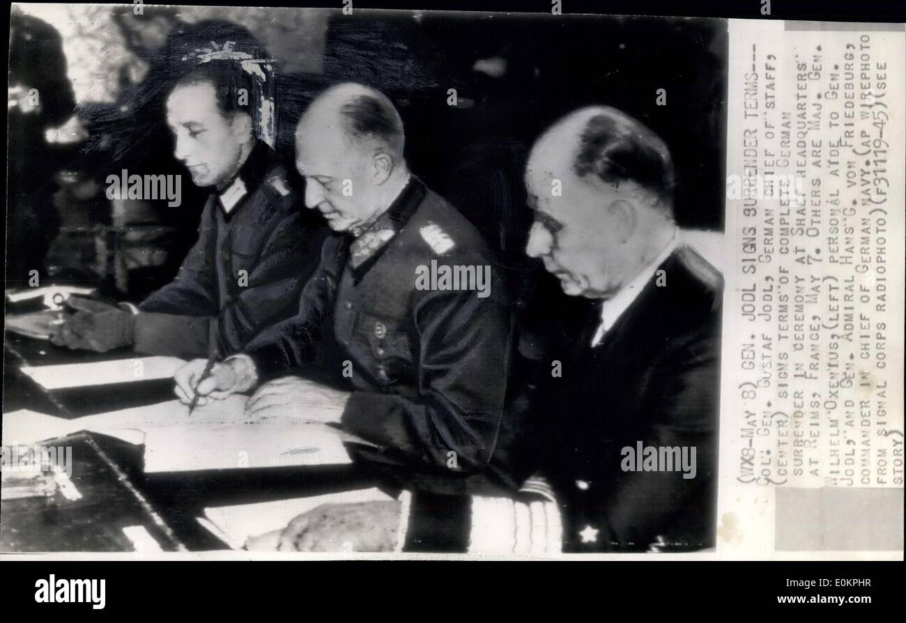 Maggio 08, 1945 - gen. Jodl segni rinuncia termini -- Col. Gen. Gustaff Jodl, Tedesco capo del personale, (centro) firma in termini di completare il tedesco il rendering in una cerimonia in sede Shaef a Reims in Francia, il 7 maggio. Altri sono il Mag. Gen. lhelm Oxentus, (sinistra) Personal aide a gen. Jod e Gen. Admiral Hans'G.Von Friedeburg, comandante in capo della marina tedesca. Foto Stock