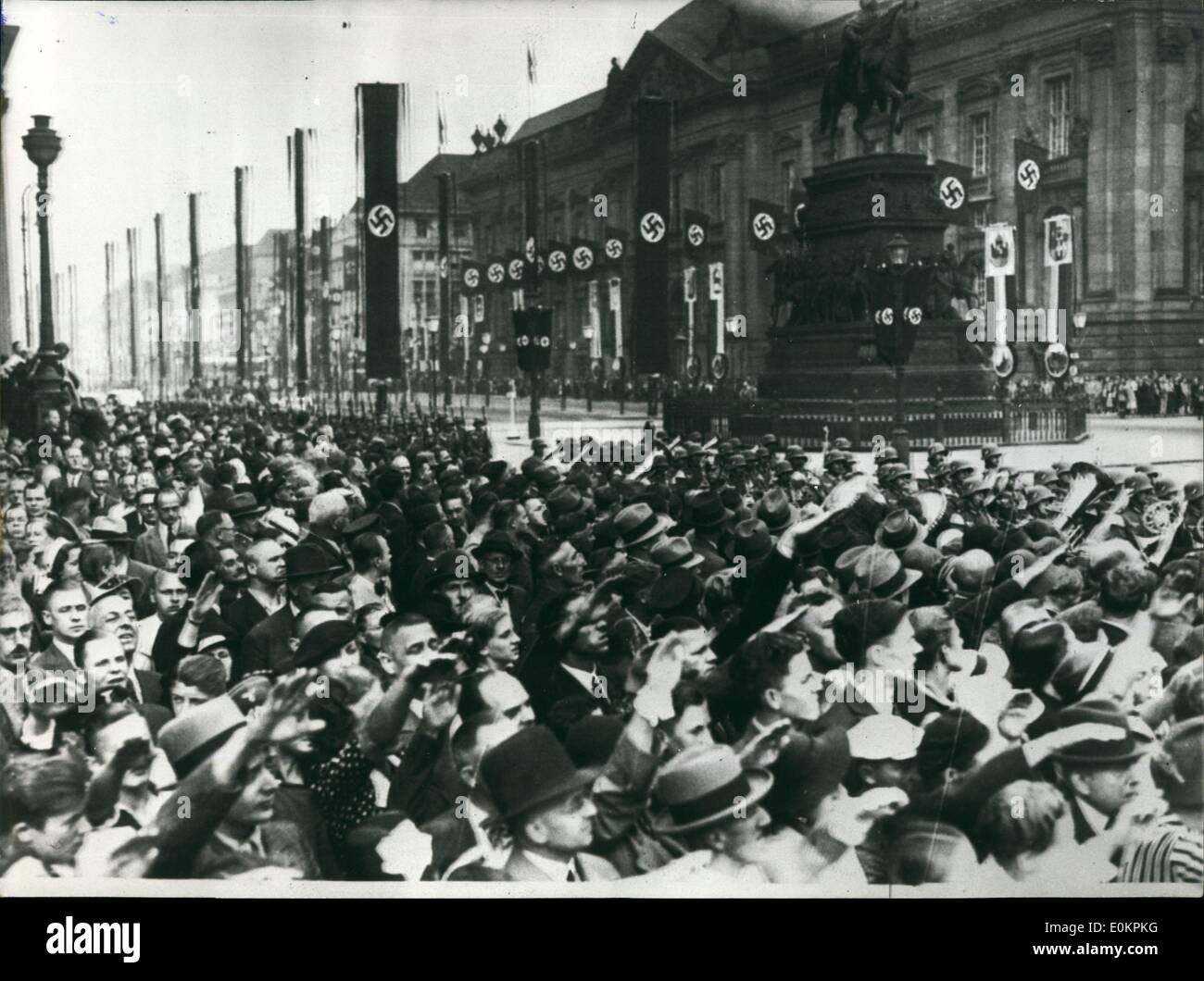 Agosto 08, 1936 - La folla è il tifo Nazi rappresentanti come essi entrare allo stadio per le cerimonie di inizio. Deportati ebrei arrivano, campo di concentramento di Auschwitz Foto Stock