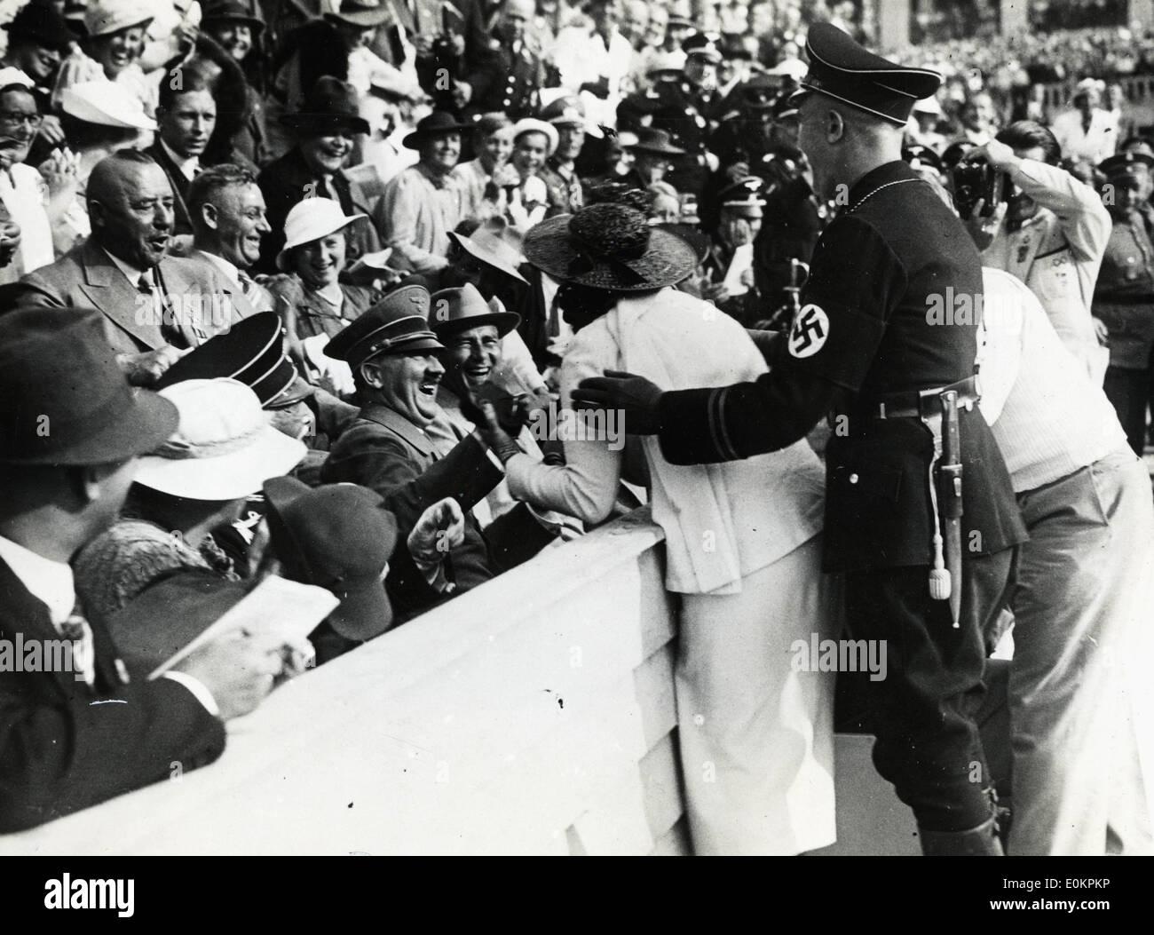 Donna in occasione delle Olimpiadi di Berlino ricevendo Adolf Hitler autografo Foto Stock