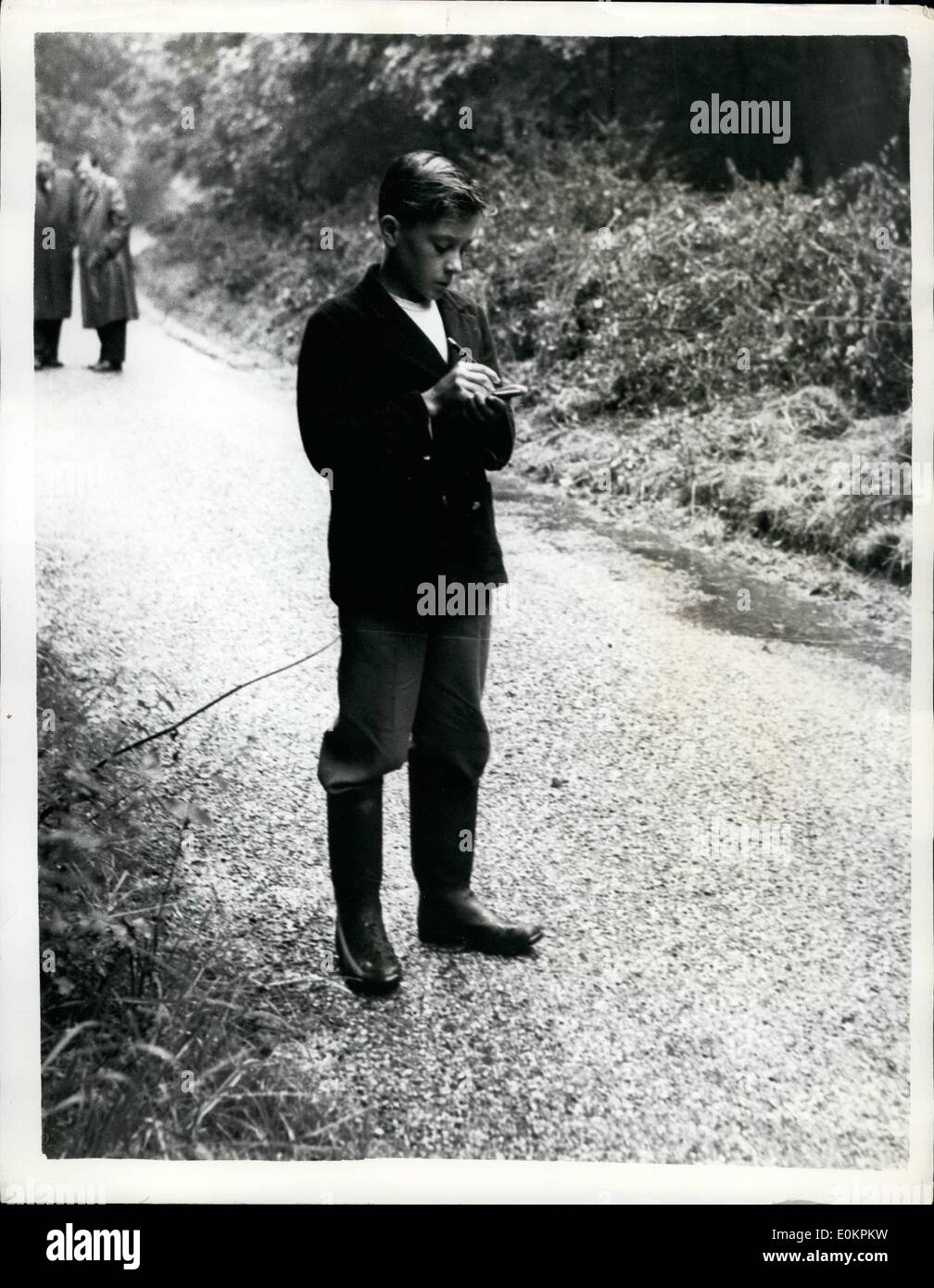 Sett. 09, 1936 - quattordici anni di vecchio ragazzo aiuta la polizia di warder inchiesta : quattordici anni di Alan Clarke si è congratulato da Foto Stock