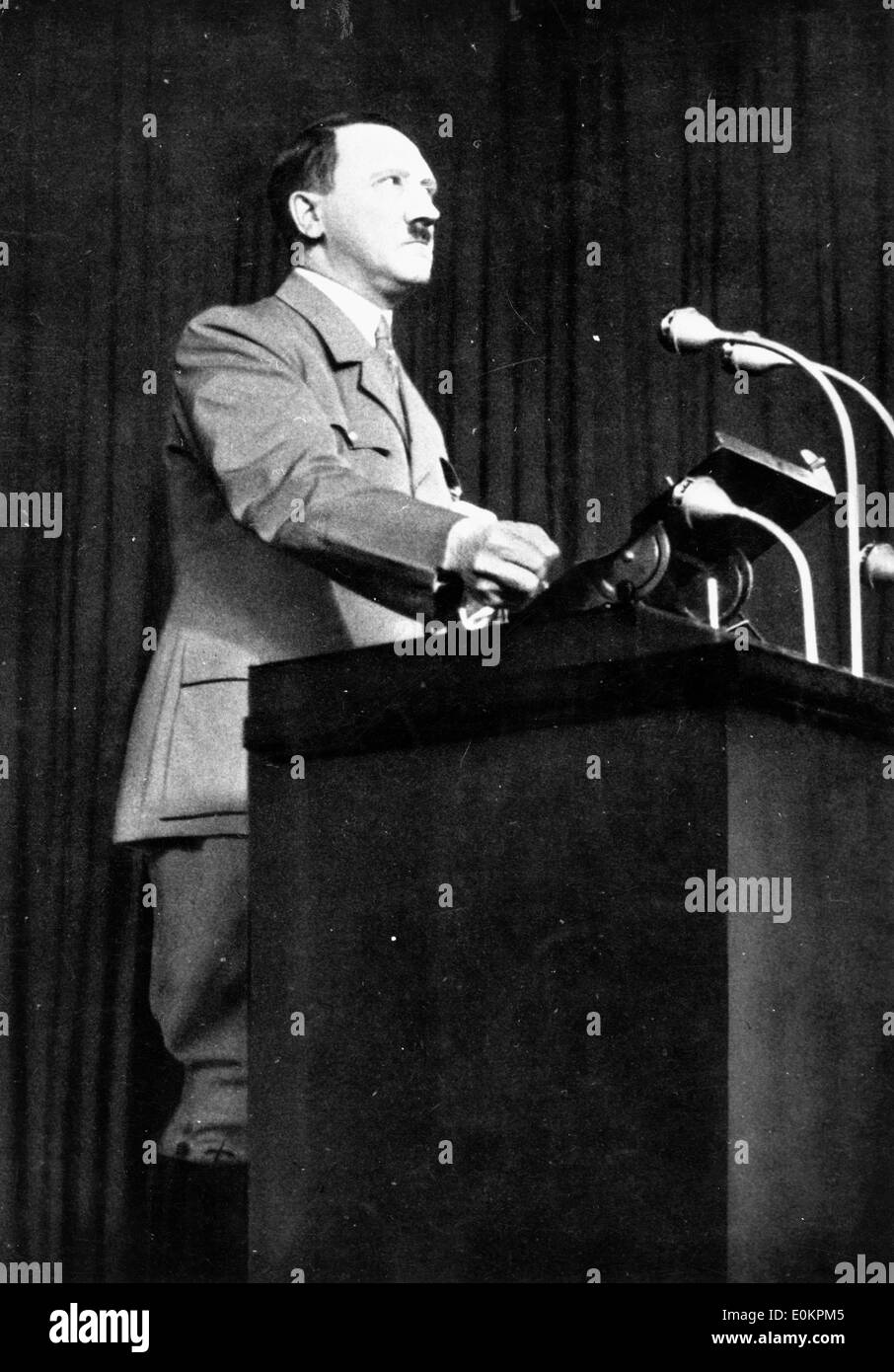 Adolf Hitler al podio Foto Stock