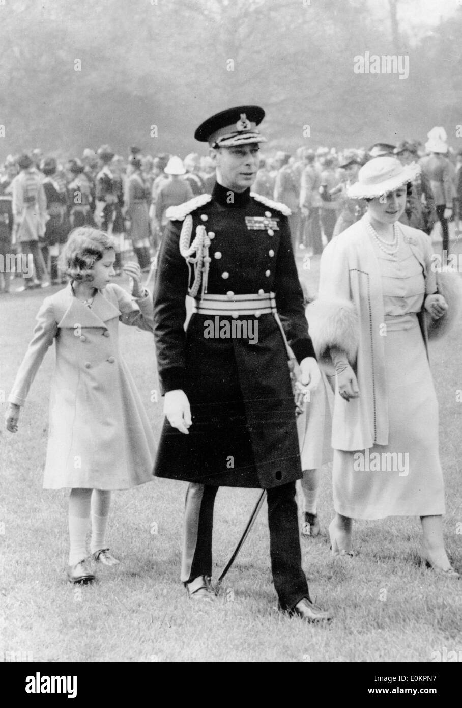 King George VI camminando con la moglie la Regina Elisabetta e la figlia Principessa Elisabetta Foto Stock