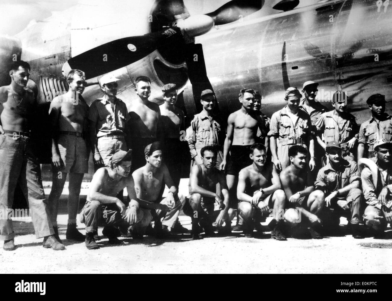 Agosto 01, 1945 - Tuman, Guam - File foto: circa agosto 1945. PAUL WARFIELD TIBBETS, JR. (Febbraio 23, 1915 ñ Novembre 1, 2007) è stato un generale di brigata nella Forza aerea degli Stati Uniti, più noto per essere il B-29 pilota di Enola Gay all'età di 30 il 6 agosto 1945, il primo aereo a cadere una bomba atomica. Dall'isola del Pacifico di Tinian al Giappone, facendo cadere la prima bomba atomica su Hiroshima. Nella foto: il suolo e l'equipaggio di volo del B-29 "Enola Gay' dopo il primo bombardamento atomico missione su Hiroshima, Giappone. Col. Paul W Foto Stock