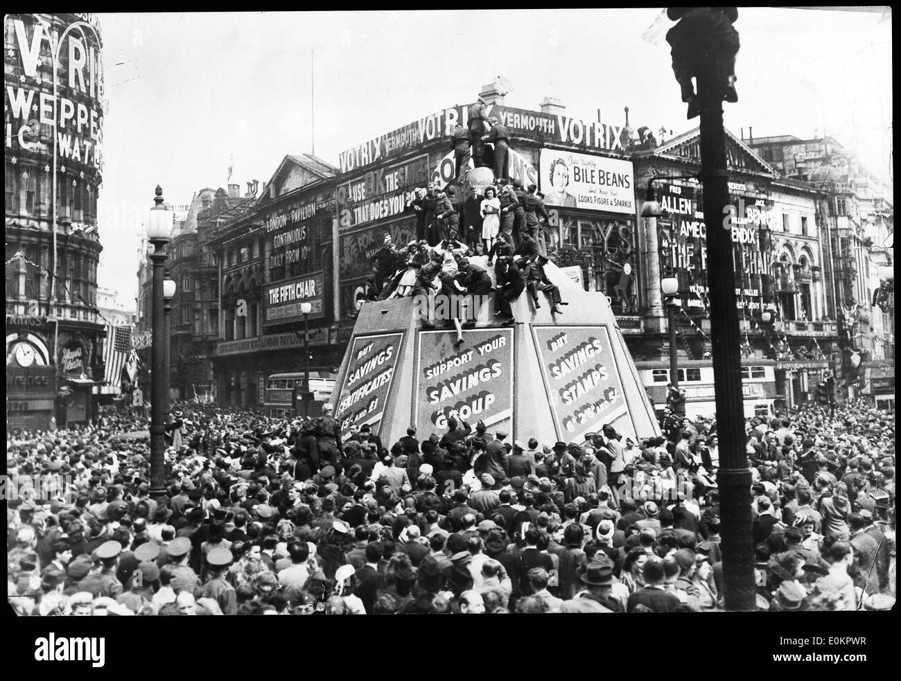 I più avventurosi dei gaudenti salire Eros il guscio protettivo. 8/5/45 Foto Stock