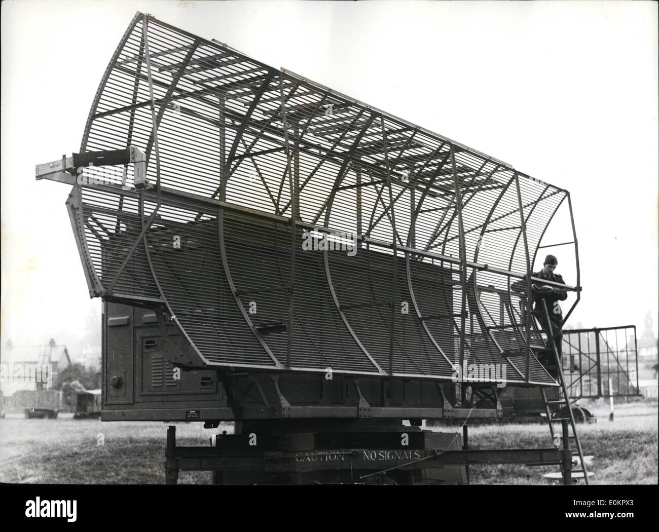 Agosto 08, 1945 - Radar Antenna: Mostra fotografica di antenna radar che viene utilizzato per trovare la posizione del velivolo su mappa radar. Imag Foto Stock