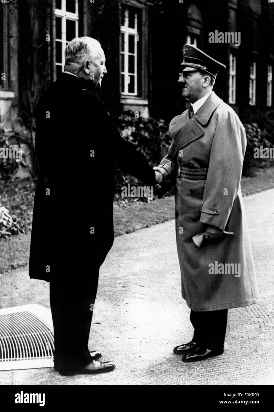 Adolf Hitler si congratula con il Barone Constantin Von Neurath Foto Stock