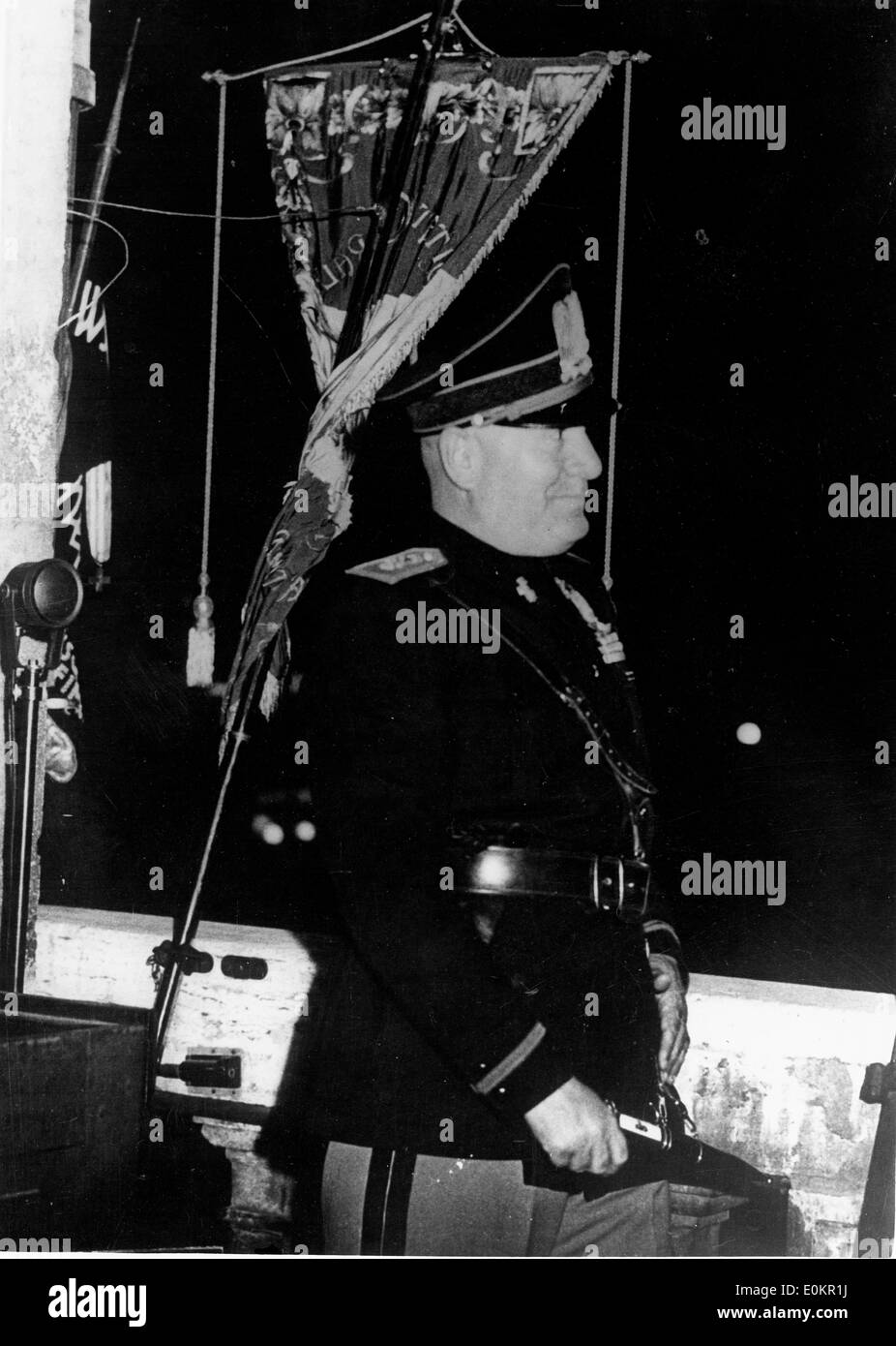 Dittatore Benito Mussolini rivolgendosi alla folla dal Palazzo Veneto balcone Foto Stock