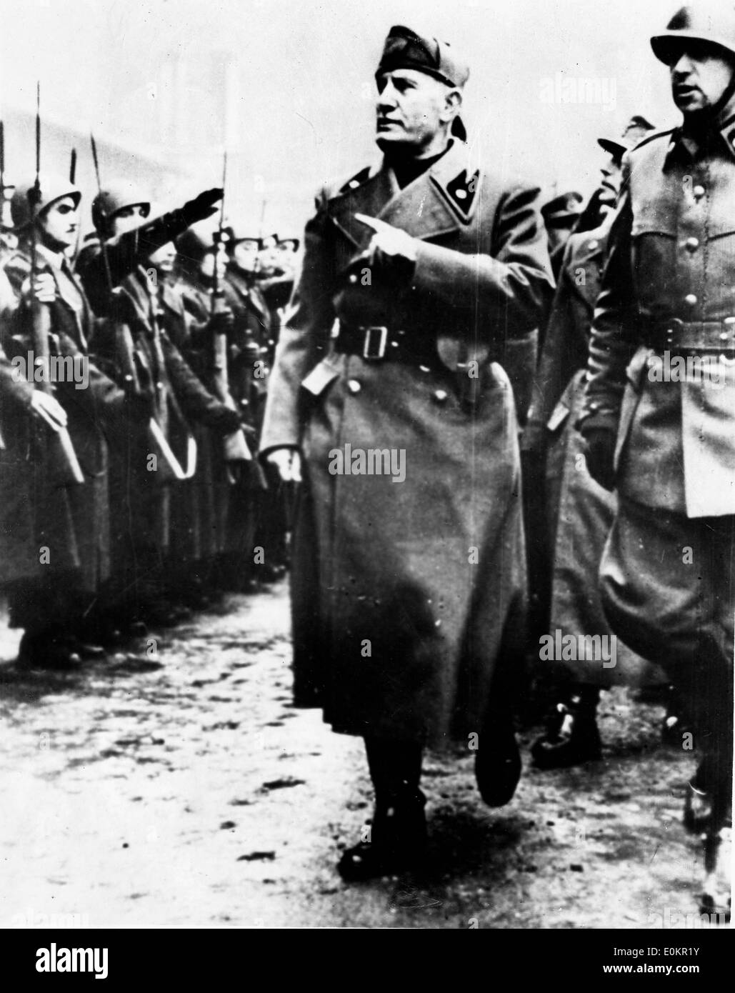 Dittatore Benito Mussolini ispezionare un italiano unità di artiglieria Foto Stock