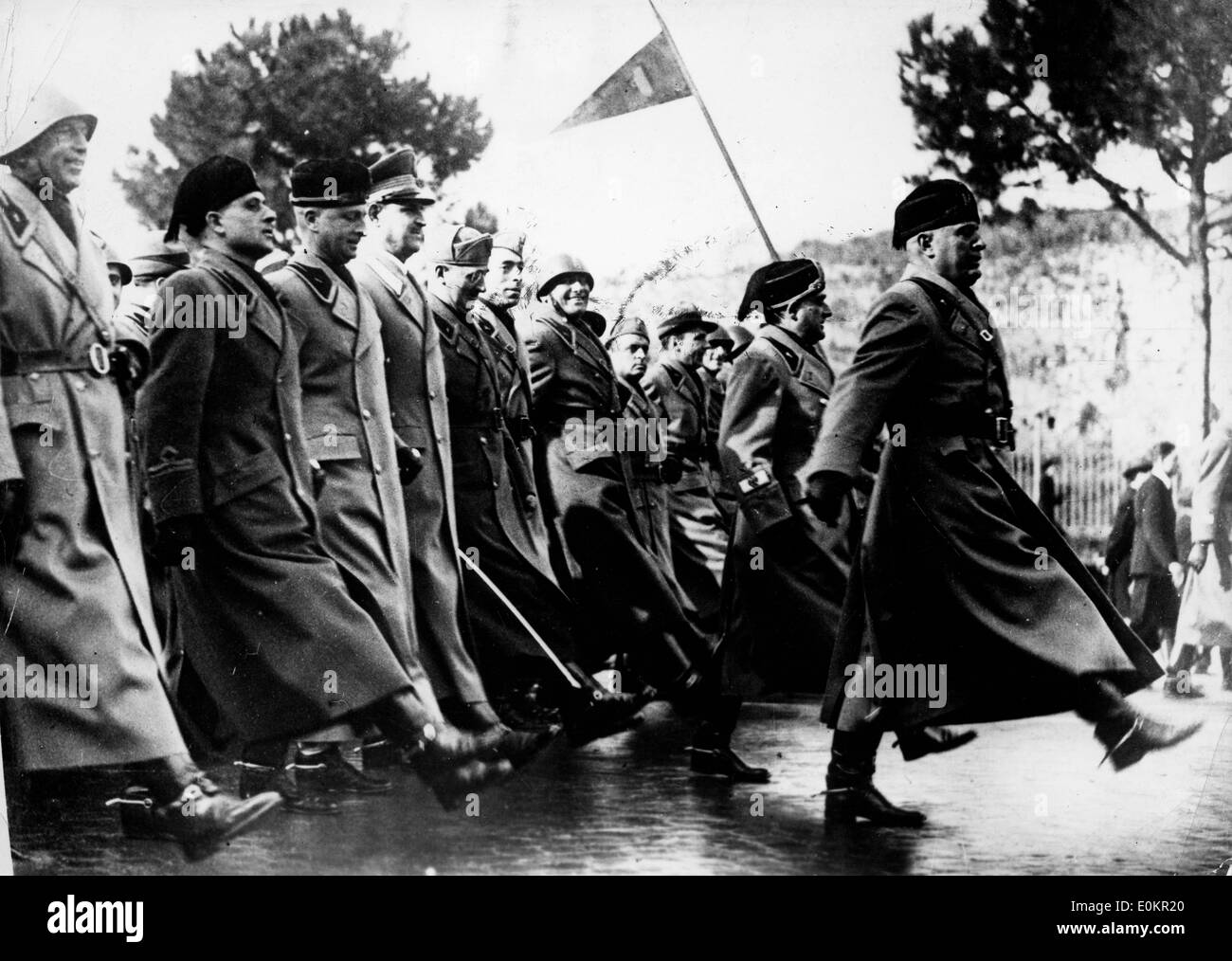 Dittatore Benito Mussolini marching italiana con unità di artiglieria Foto Stock