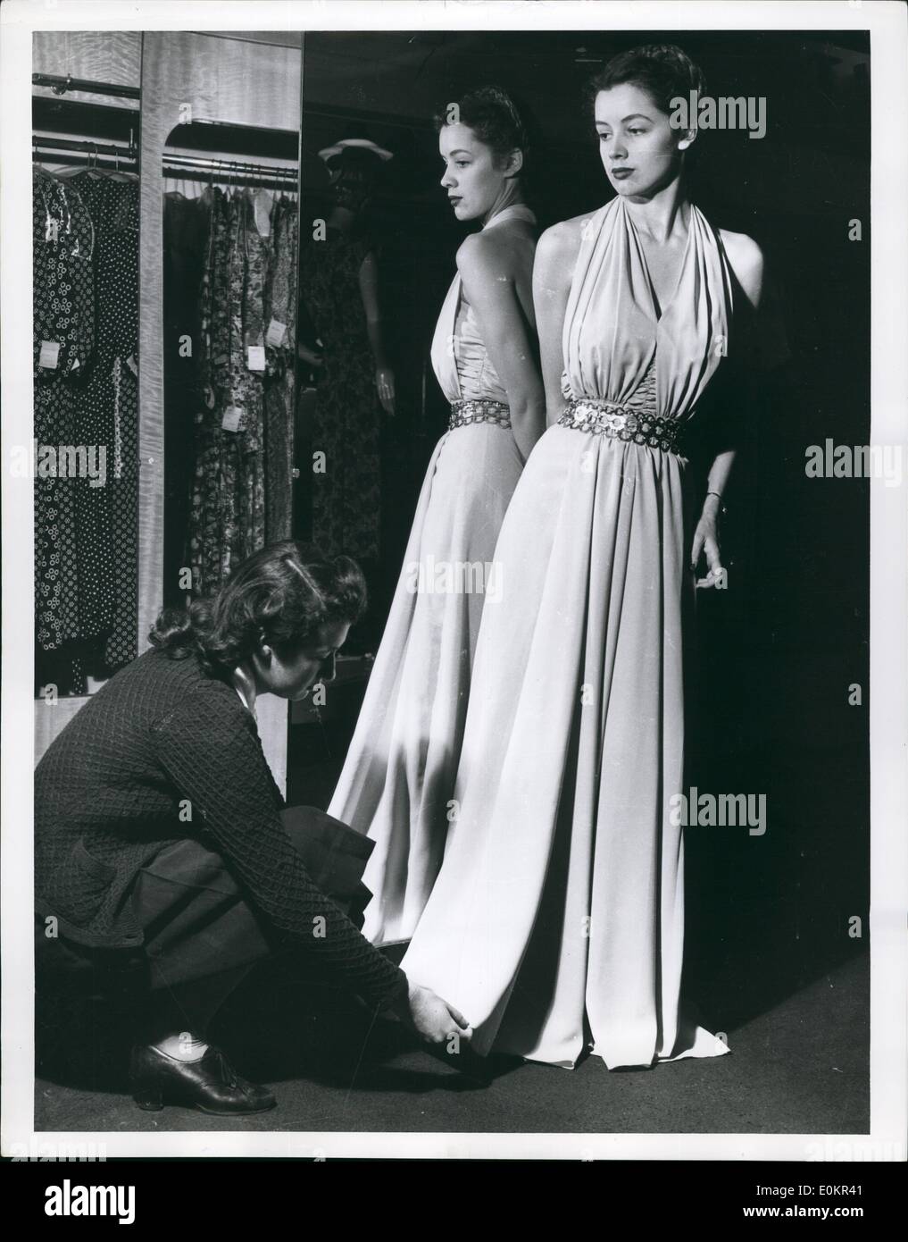Dic. 00, 1946 - Una sarta regola il polsino di Patricia Bambi Tuckwell la tonaca prima di una sfilata di moda a Sydney nel 1946. Cr Foto Stock