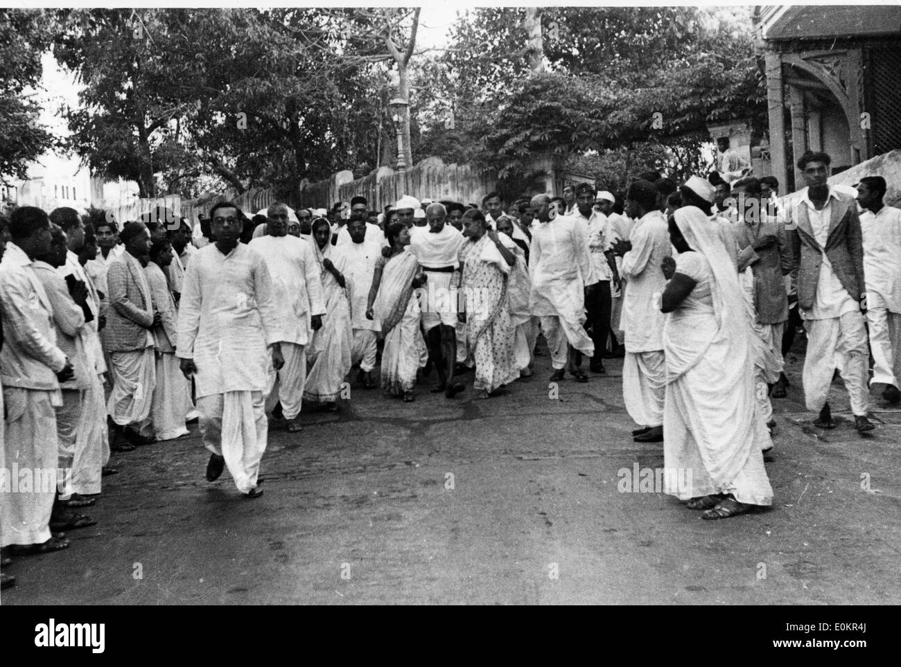 Il Mahatma Gandhi andando per la preghiera della sera Foto Stock