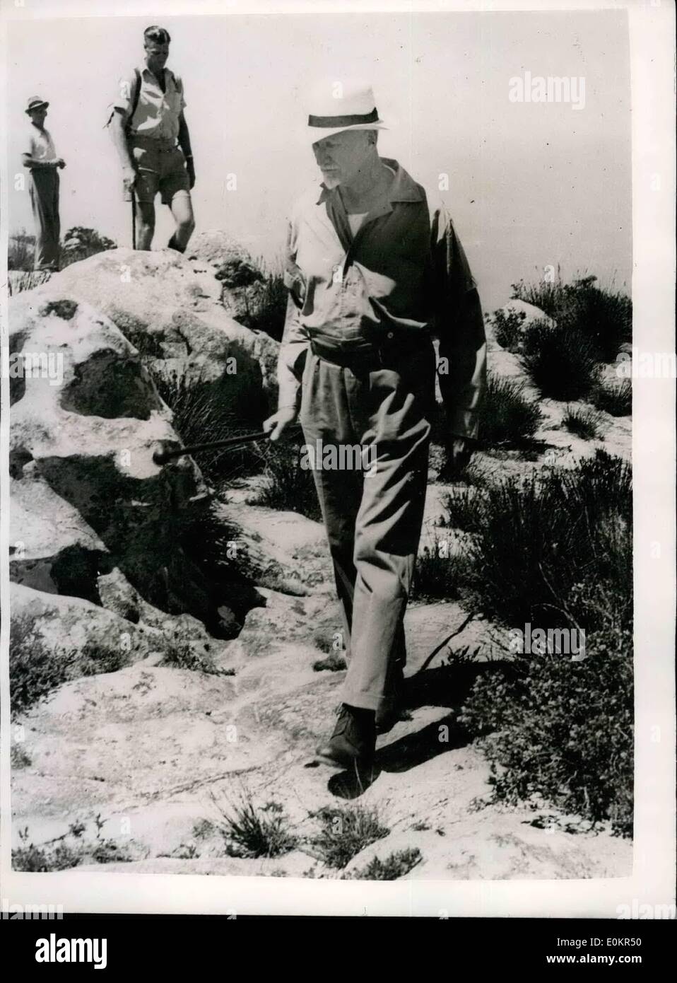 Apr. 04, 1946 - Maresciallo di Campo, il diritto on. J.C. Granello di fuliggine accompagnati da alpinisti e un ranger, salito oltre 3.000 ft. al vertice della Montagna della Tavola dove ha frequentato il memoriale di servizio per gli alpinisti, un servizio è stata condotta mediante il Rev F.F. Komlosy, M.C., R.A.F. La foto mostra dopo la scalata oltre 3.000 ft. Il grande vecchio puntoni lungo la cima della montagna verso Mclear's Beacon, la amphTheatre che egli chiama Cape Town Cattedrale. Foto Stock
