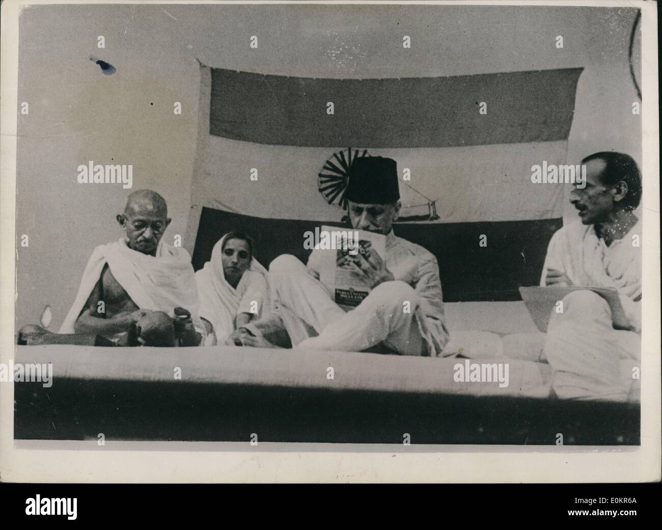 Lug. 07, 1946 - Tutti India congresso comitato incontra Gandhi continua la filatura durante i dibattiti: la riunione del Congresso All-India Comitato svoltasi a Bombay la scorsa settimana è stata di eccezionale importanza come le decisioni prese non ci andare un lungo cammino verso l' accettazione di proposte britanniche. La foto mostra il Mahatma Gandhi è visto la filatura durante il dibattito tenutosi in tutta l India Congresso Comitato incontro mentre Moulana Azad (Presidente uscente) è la lettura e l'Acharya Kirpalini (destra) guardando a. Foto Stock