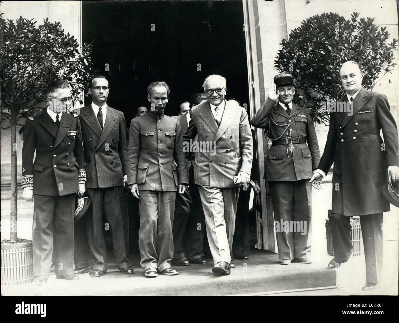 Lug. 07, 1946 - Francia - HO CHI MINH, Primo Ministro della Repubblica Democratica del Vietnam, con GEAORGES Bidault, Presidente del Governo Provvisorio della Repubblica francese, e MARIUS MOUTET, ministro di oltremare della Francia, durante Ho la visita in Francia nel 1946. Foto Stock