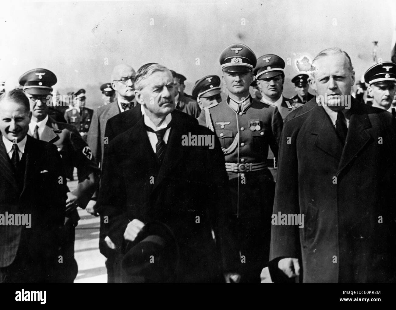 Neville Chamberia con Herr von Ribbentrop en route per Godesburg Foto Stock