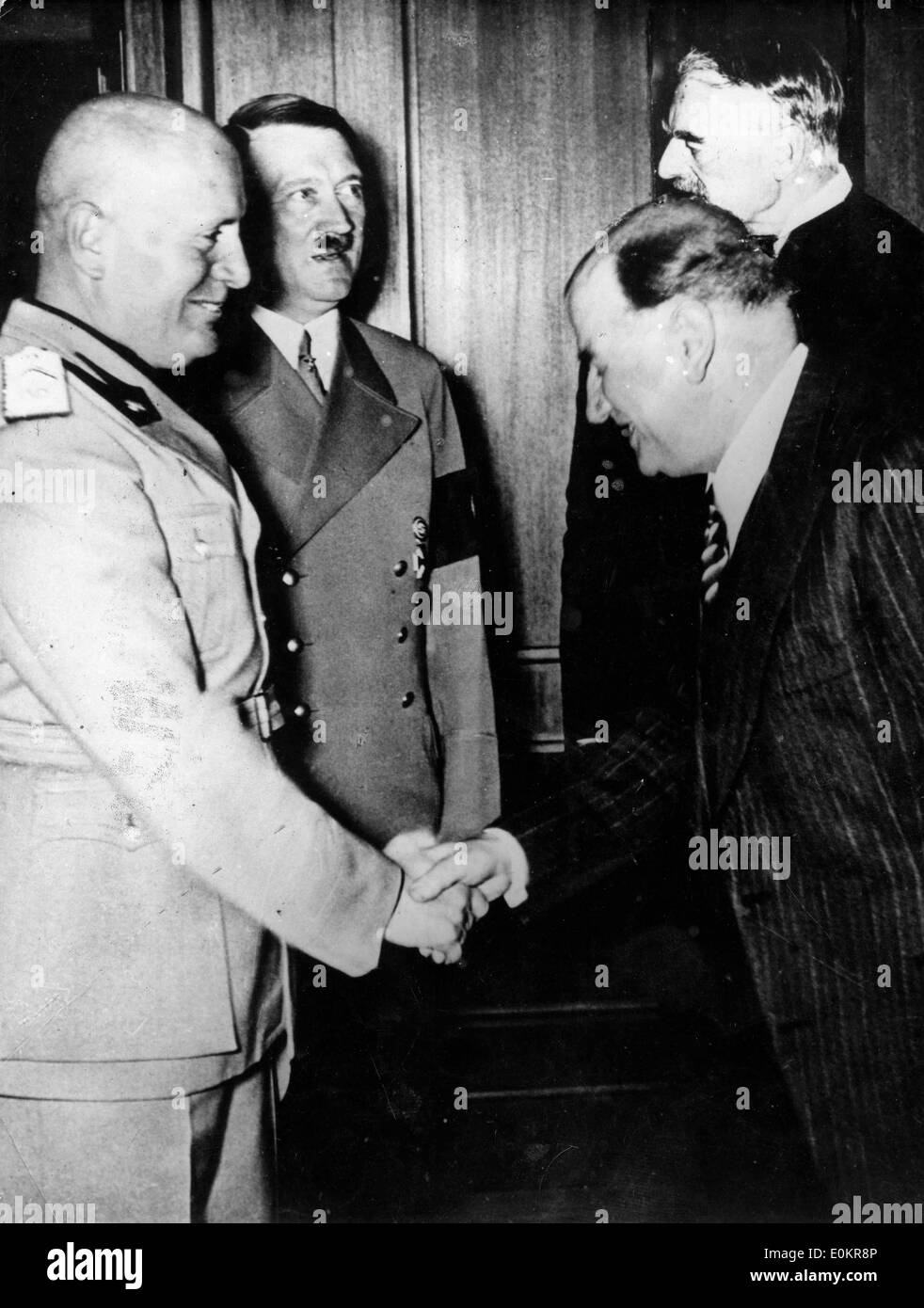 Adolf Hitler e Mussolini e Daladier Edoard soddisfare a firmare l'accordo di Monaco di Baviera Foto Stock