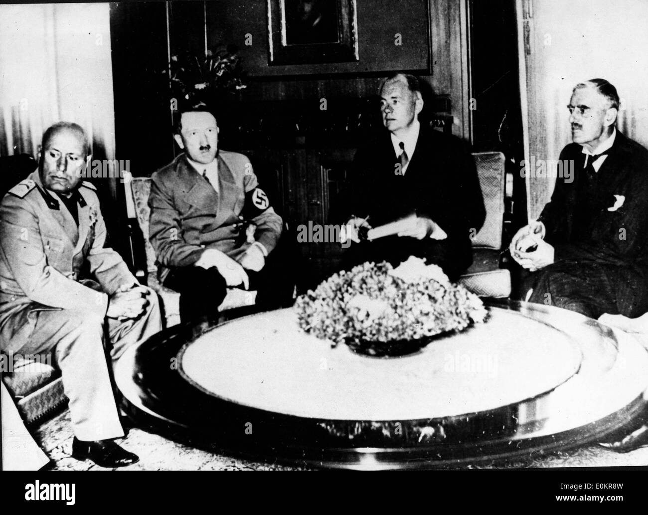 Adolf Hitler con Mussolini, il Dott. Paul Schmidt e il Primo Ministro Chamberlain durante la conferenza di Monaco Foto Stock