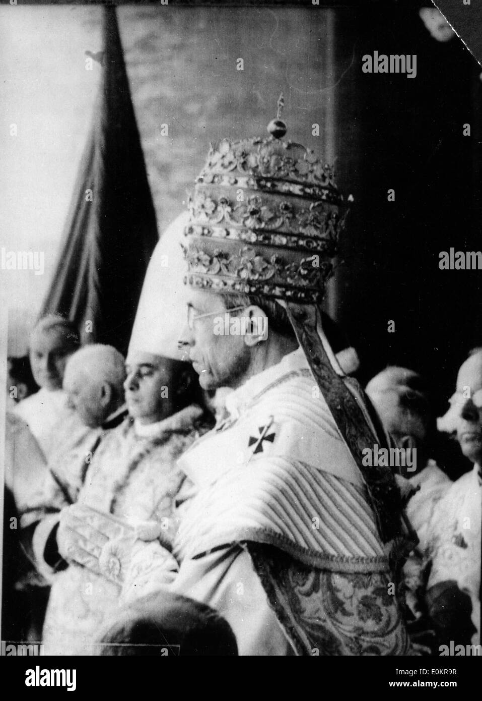 Papa Pio XII che indossa la Triple Crown sul balcone della Basilica di San Pietro Foto Stock