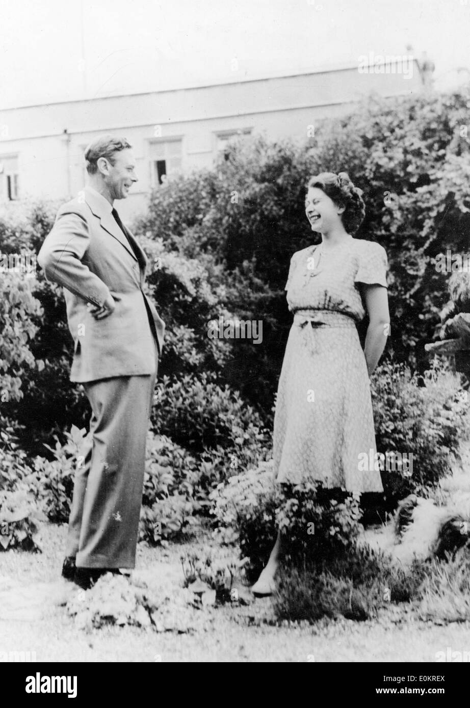 King George VI parla con sua figlia la Regina Elisabetta II Foto Stock