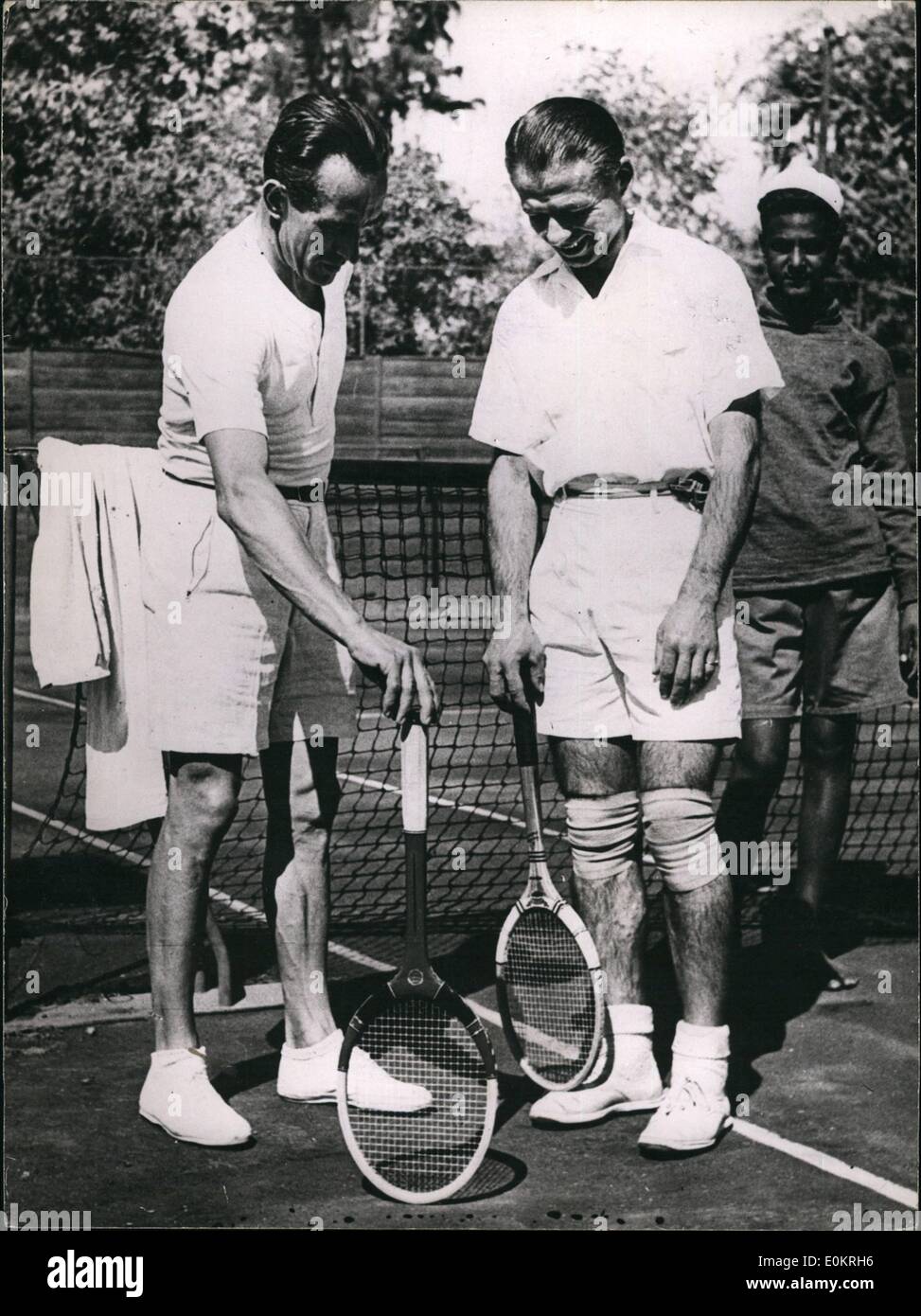 03 marzo 1947 - Tennis al Cairo.: Una squadra internazionale di tennis ha recentemente incontrato l'Egitto in una partita al GHira Sporting Club del Cairo. Molte famose stelle del tennis gareggiarono. La foto mostra la stella del tennis francese, Henry (Cochet) (a sinistra) con K.G. Holmes dell'Inghilterra, prima delle partite al Cairo. Foto Stock