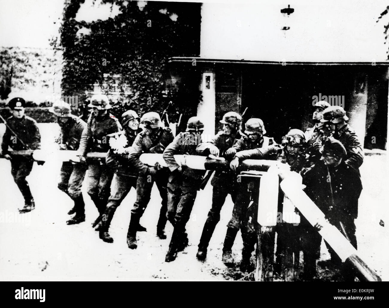 Truppe tedesche rompendo turnpikes al confine fra Germania e Polonia Foto Stock