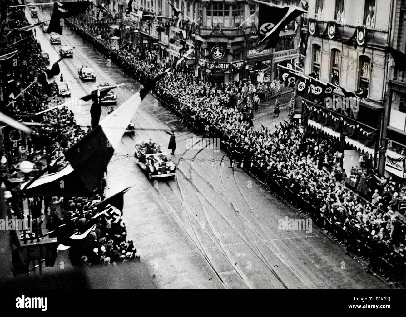 Gen 01, 1940 - Germania - File foto: circa trenta-1940s. Vice Führer della Germania nazista Rudolf Hess è ricevuto da una folla di migliaia di persone. Foto Stock