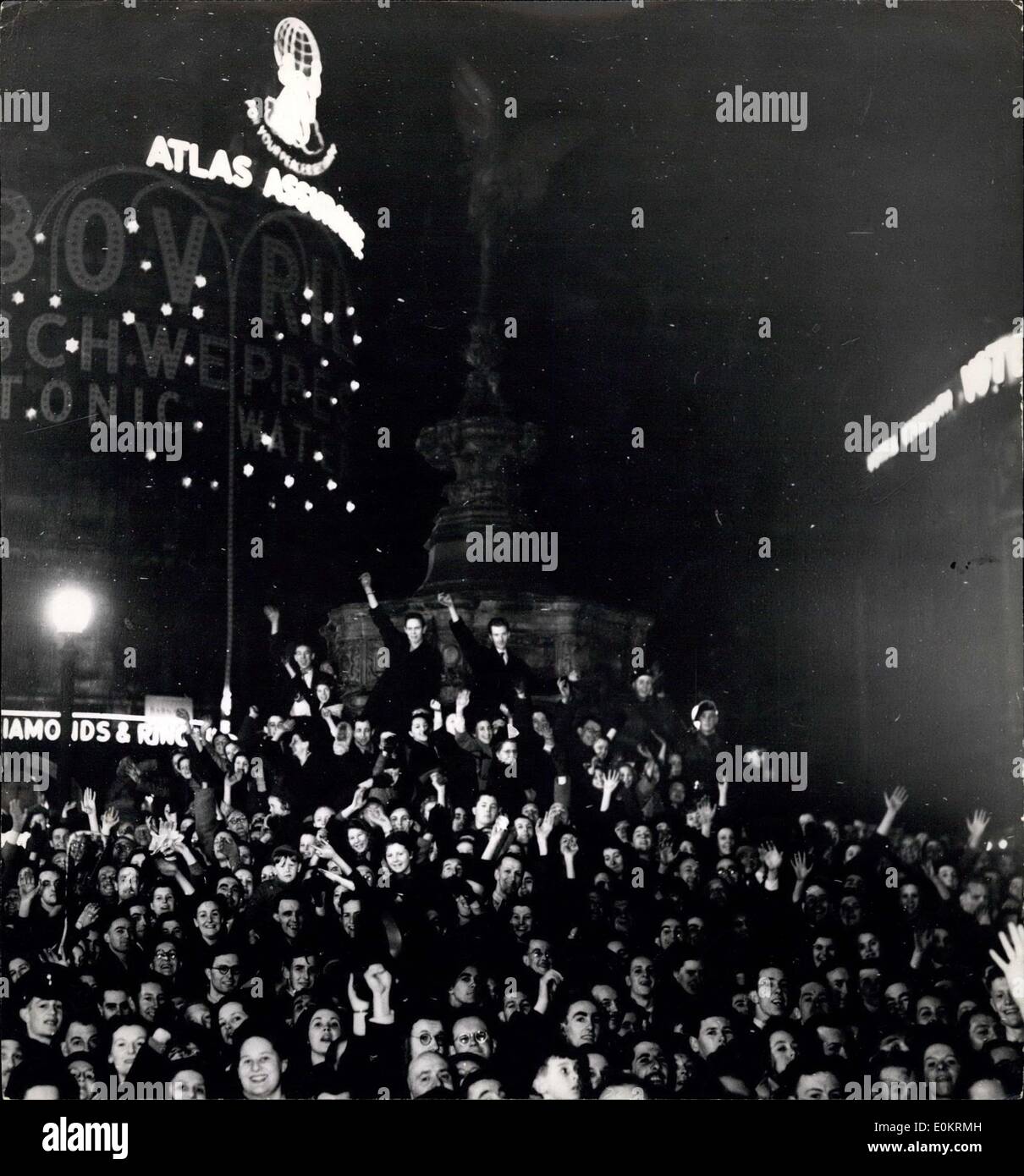 Apr. 02, 1949 - Le luci si accendono nuovamente. Primo tempo per dieci anni. Polizia extra pubblicato per la zona di Piccadilly. La foto mostra il tifo folla riunita intorno a Eros, come il semaforo è andato fino a Piccadilly Circus stasera. Foto Stock