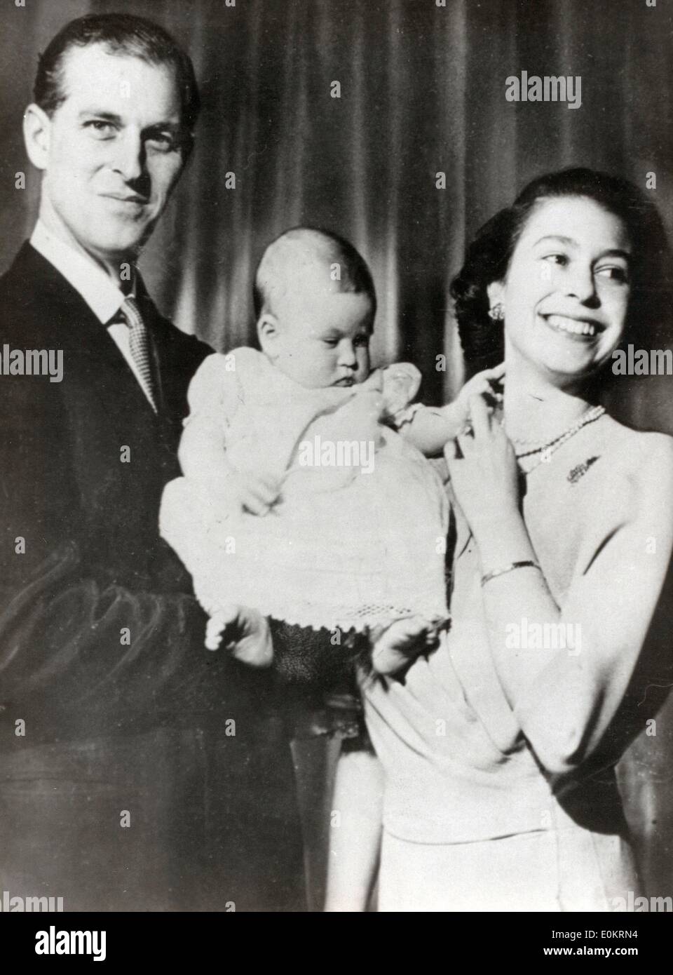 Elisabetta II e del Principe Filippo tenendo il principe Charles Foto Stock