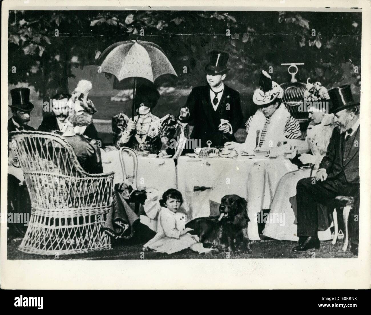 Giugno 06, 1949 - ewsreel del ''Anni Novanta ( 3 futuro re erano lì) si trova in una vecchia soffitta: questa foto è stata scattata da uno dei rulli 300 film trovato la scorsa settimana dopo che avevano giaciuto per 51 anni in un vecchio attico di l'Aia Couramt del giornale. Essa mostra una festa in giardino di 1890 a Buckingham Palace. E che è stato fotografato da parte del mondo il primo cinegiornale cameraman. Egli si è pensato, è stato un americano per un americano instradato un attico nel giornale office e utilizzato come un cinema. Il cinema non è riuscita, il ''illeggibile'' affitto. Essi comprendono i noti solo film di Papa Leone XIII Foto Stock