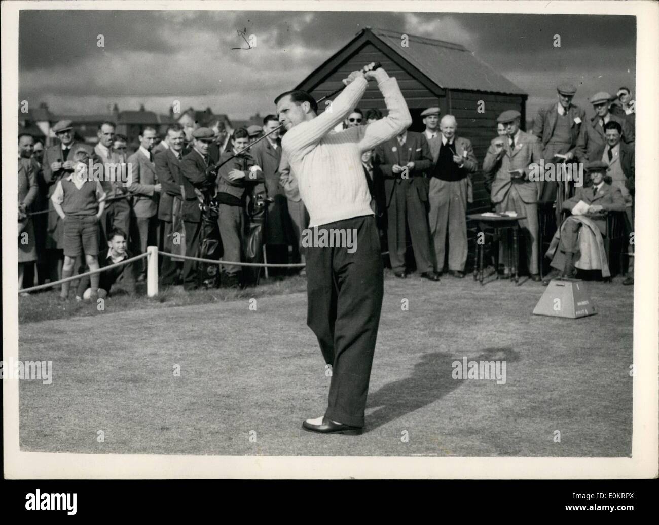 Lug. 07, 1947 - Irish Open Golf Championship: mostra fotografica di M Faulkner guida dal 1st. tee, durante l'Irish Open golf championship, sul Royal Portrush links, Co. Antrim, ieri. Foto Stock