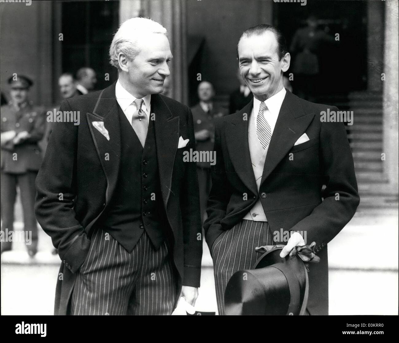Lug. 08, 1947 - 8.7.47. Malcolm Sargent e Laurence Olivier knighted. Da sinistra a destra:- Sir Laurence Olivier e Sir Malcolm Sargent visto dopo l investitura a Buckingham Palace. Foto Stock
