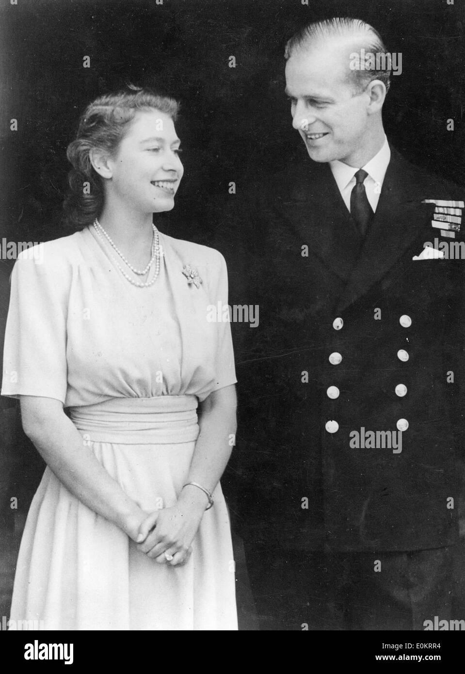 Elisabetta II e del Principe Filippo annunciare il loro impegno Foto Stock