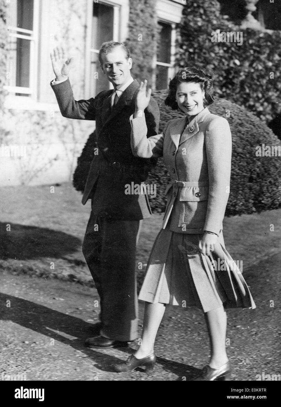 La regina Elisabetta II e del Principe Filippo sventolando Foto Stock