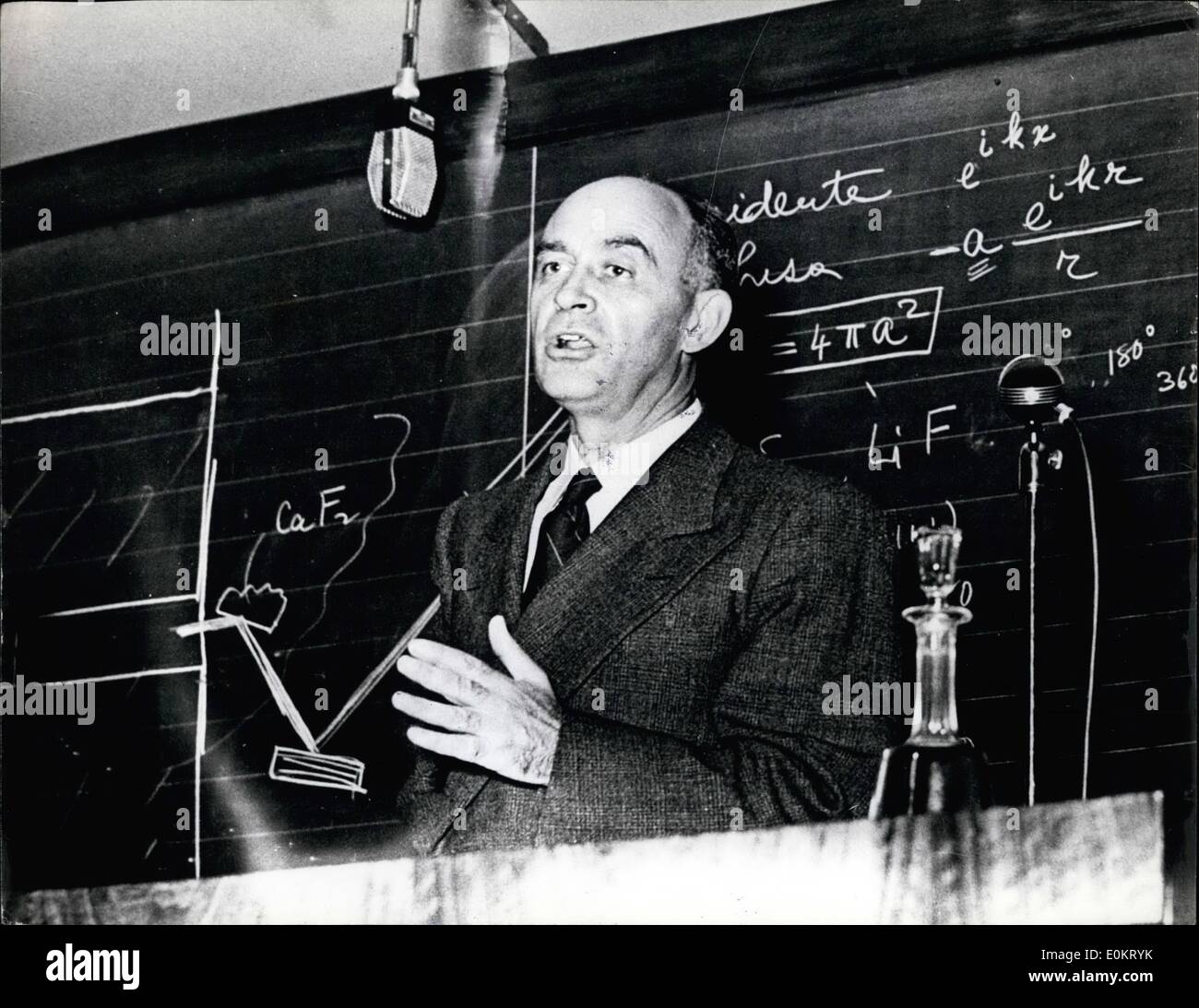 10 ottobre 1949 - scienziato atomico e premio Nobel  Le caratteristiche ottiche dei neutroni.: Scienziato atomico e vincitore del premio Nobel il professor Enrico fermi ha tenuto conferenze agli scienziati del  Istituto di Milano, il suo soggetto è l'ONl caratteristiche dei neutroni. Foto Stock