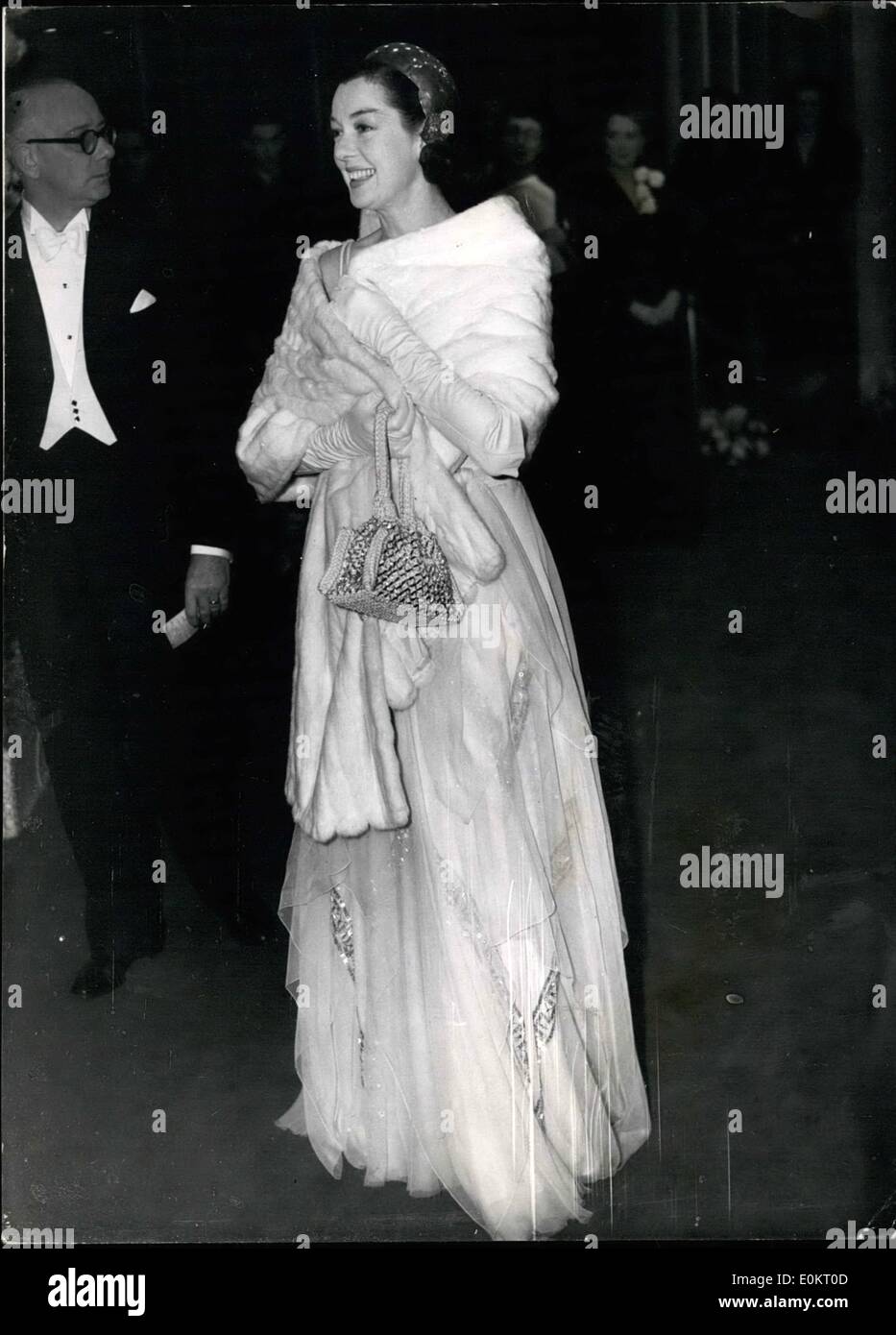 Nov. 11, 1949 - Rosalind Russell indossa nuovo metallo Hat a stasera la Royal Film Mostra: Rosalind Russell, l'American film star, indossava un romanzo in vero metallo hat, quando ha frequentato il Royal Film Performance al Odeon, Marble Arch, questa sera. Foto Stock