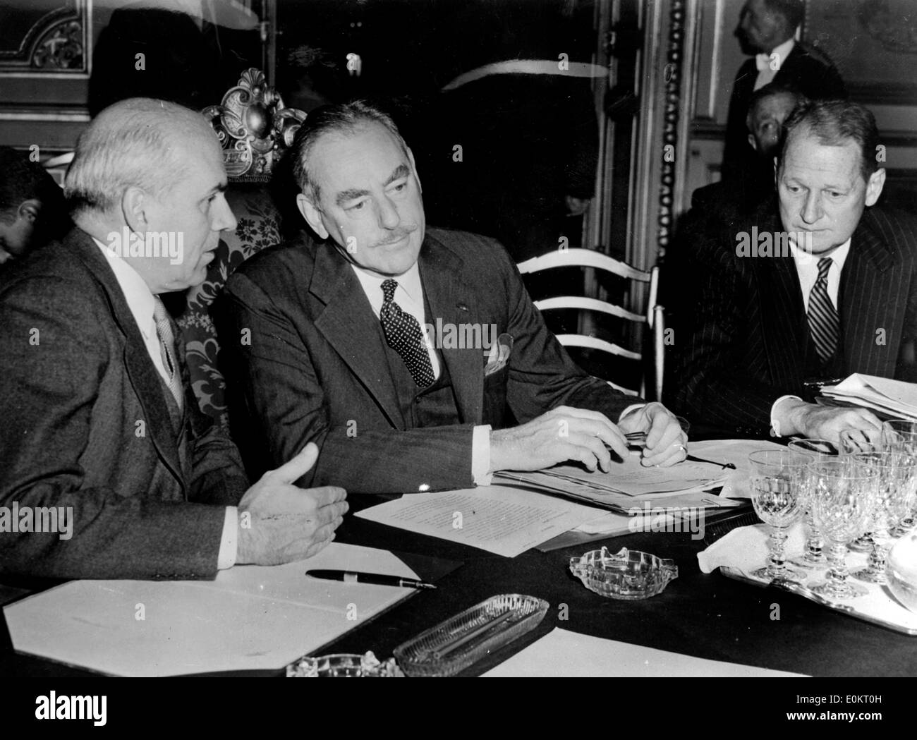 Dean Acheson sottoscrive un accordo durante la conferenza Foto Stock