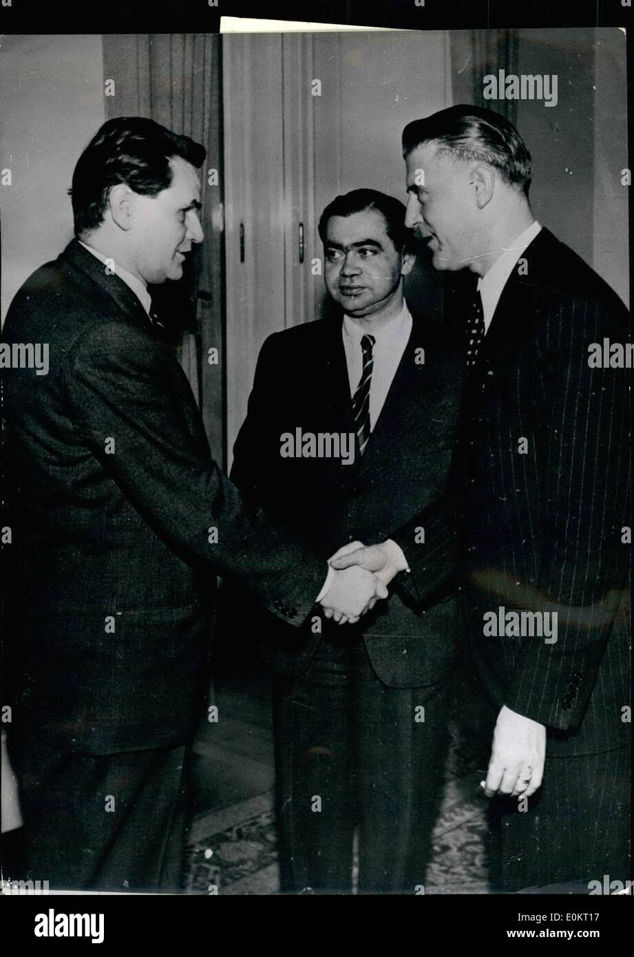 Il 12 Dic. 1949 - Commercio accordo firmato tra la Cecoslovacchia e il Belgio e il Lussemburgo.: Signor Viliam Siroky, Vice Premier e deliberando il Ministro degli Esteri di Praga (sinistra) stringono le mani con il Conte Hubert Carton de Wiart dopo la firma a Praga del nuovo accordo commerciale tra la Cecoslovacchia il Belgio e il Lussemburgo. Foto Stock