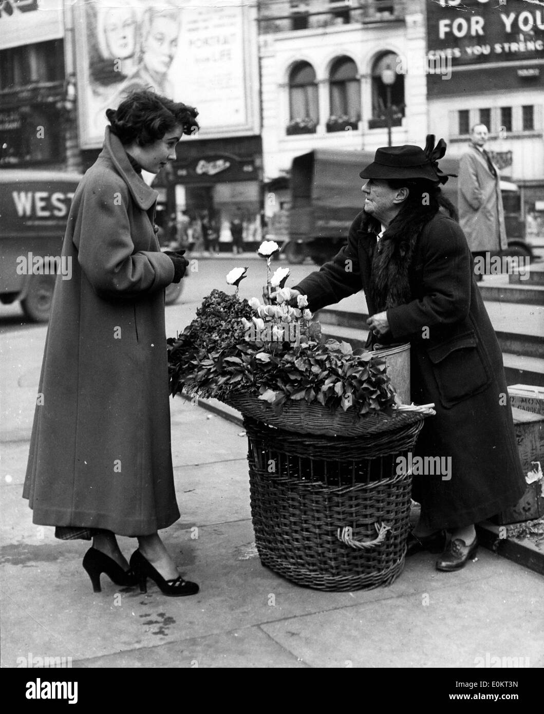Elizabeth Taylor acquisto di fiori da un venditore ambulante Foto Stock