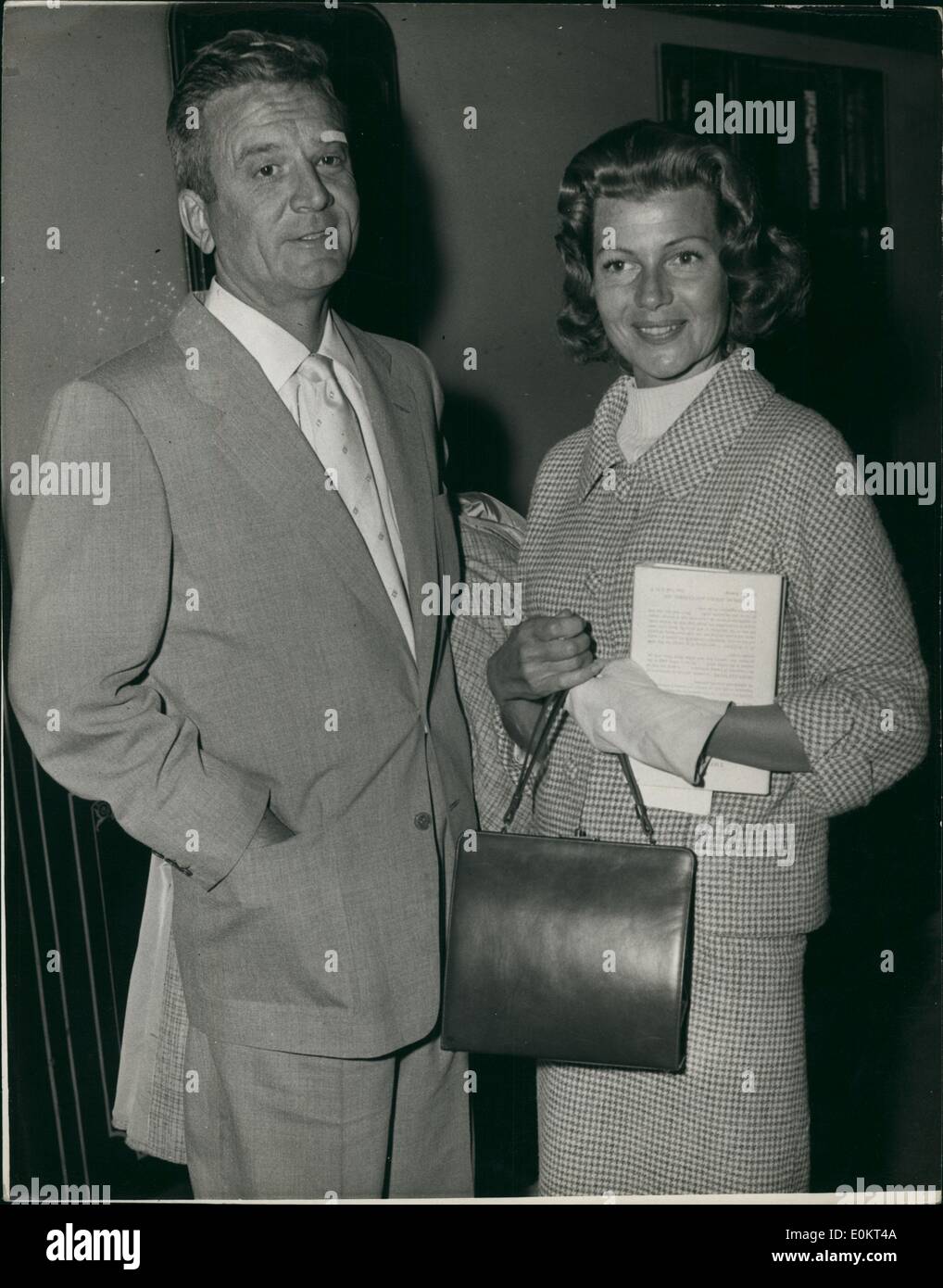 Lug. 07, 1948 - Rita Hayworth arriva con suo marito per una vacanza in Inghilterra: Rita Hayworth e il suo produttore scrittore marito James Hill è arrivato a Waterloo questa sera per trascorrere una vacanza in Inghilterra prima di andare in Francia e in Italia. Di Rita due figli da precedenti matrimoni, uscì dalla strada da Southampton. Mostra fotografica di Rita Hayworth e il suo produttore scrittore marito James Hill visto al loro arrivo presso la stazione di Waterloo questa sera. Foto Stock