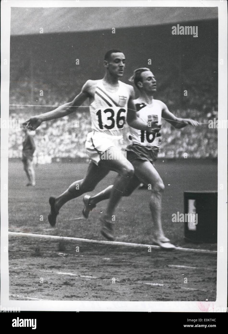 Lug. 07, 1948 - Primo round - Battito  - 800 metri: Mostra fotografica di M.G. Malvin Whitfield (U.S.A.) vincente il calore 6 - Primo round a 800 metri, da Y.Oivind Bengtsson (Svezia) e J.W.M. Hutchins () a Worbley Stadium, questo pomeriggio. Foto Stock