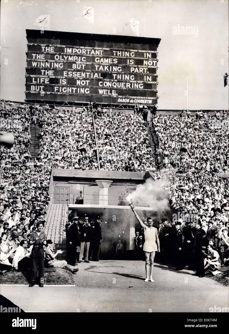 Lug. 29, 1948 - Re apre xiv Olimpiade ''London 1948. La foto mostra: Giovanni Marco, Cambridge University atleta olimpico, l'ultimo dei corridori portando la fiamma olimpica dalla Grecia, arrivando al Wembley Stadium durante la cerimonia di apertura di oggi. Foto Stock