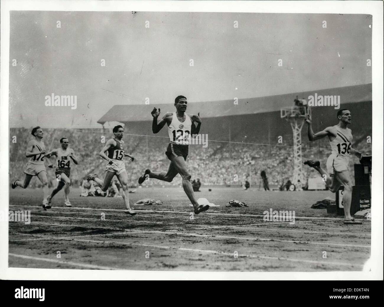 Agosto 02, 1948 - fine dei 800 metri finale a Wembley. Mostra fotografica di:- la finitura dei 800 metri Giochi Olimpici finale al Wembley Stadium questo pomeriggio. L evento è stato vinto da M.G. Whitfield degli USA (n. 136), che ha stabilito un nuovo record olimpico. La seconda è stata A.S. Wint della Giamaica (n. 122). E terzo Marcel Hansenne della Francia (no.151). I primi tre tutti ha rotto il precedente record olimpico di 1 min. 49,8 sec a Los Angeles nel 1932. Quarto al traguardo è stato H.C. Barten degli U.S.A. (N. 172) e quinto I. Benotson di Svezia (n. 164) Foto Stock