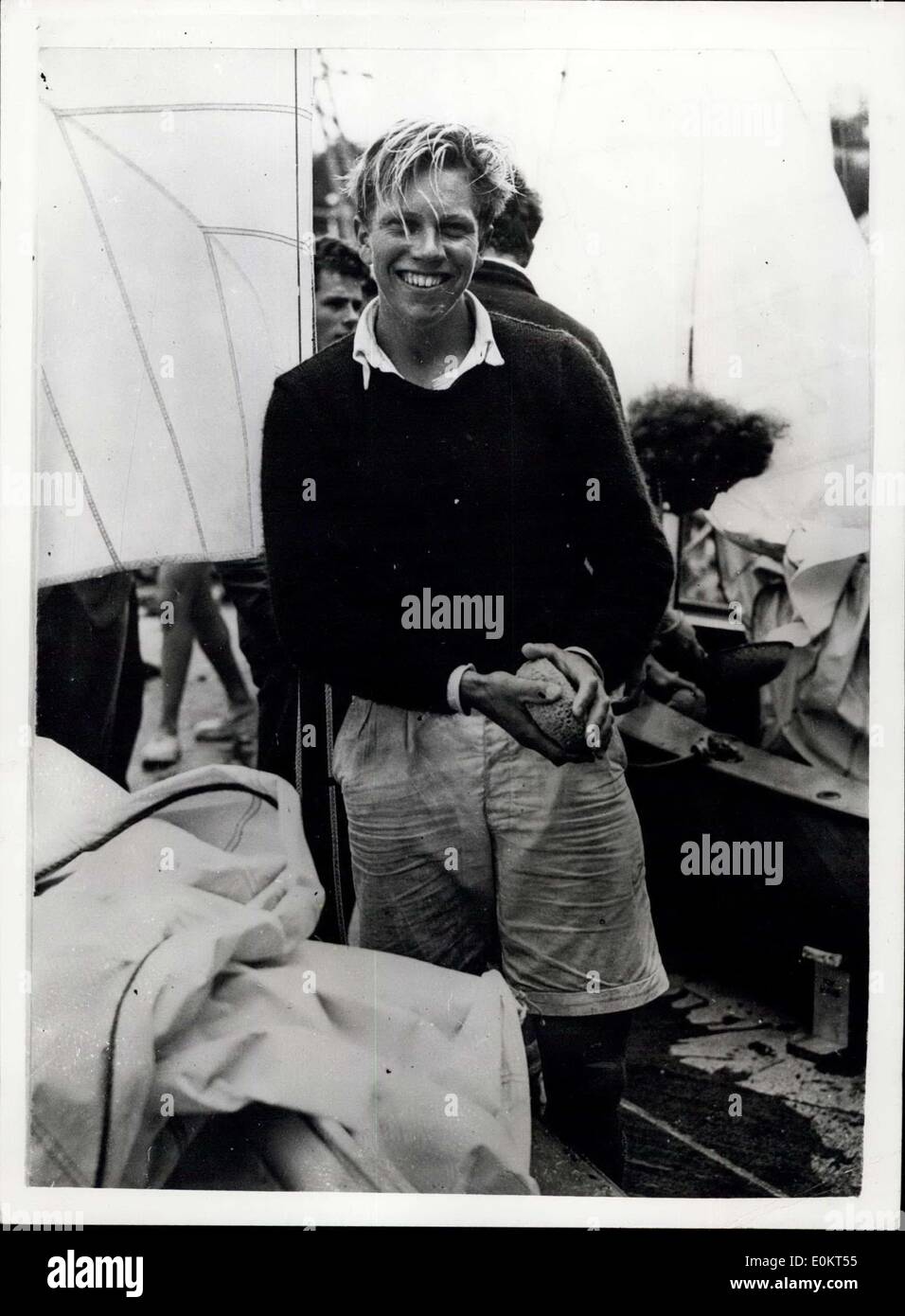 11 agosto 1948 - Yachting a Torquay vincitori della classe di lucciola. Mostra fotografica di P.B. Elvstrom timoniere della Danimarca dopo che egli aveva w Foto Stock