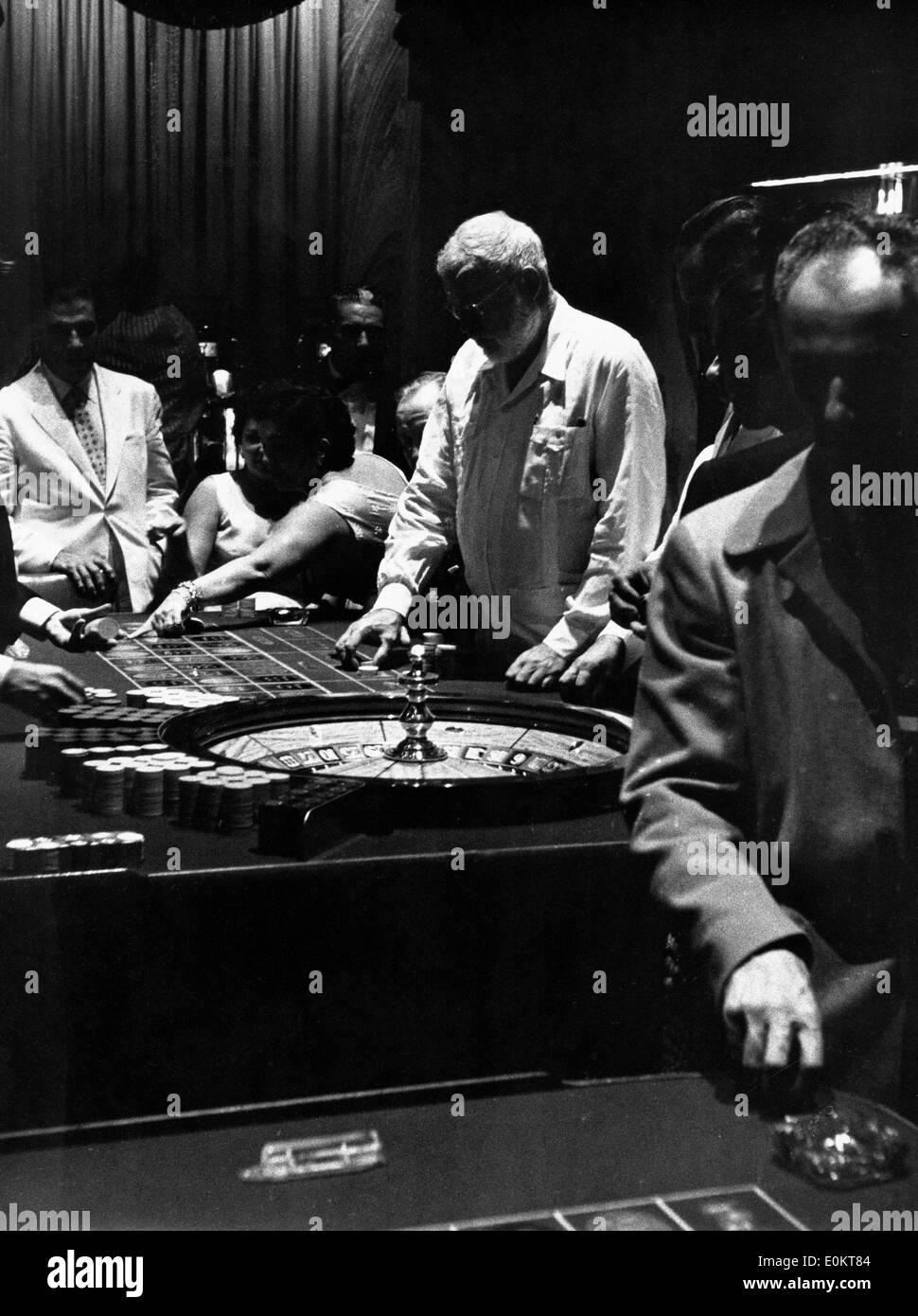 Gen 01, 1950 - Havana, Cuba - romanziere americano e breve storia scrittore Ernest Hemingway a un casinò a l'Avana, Cuba, dove ha vissuto per oltre venti anni della sua vita. Foto Stock