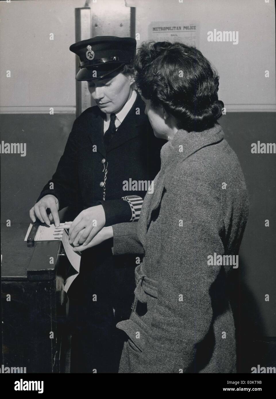 Jan 1, 1950 - Arresto: una donna è stata arrestata. Per venire portato alla polizia ferroviaria il suo impronte sono presi da una donna P.C. (Data esatta sconosciuto) Foto Stock