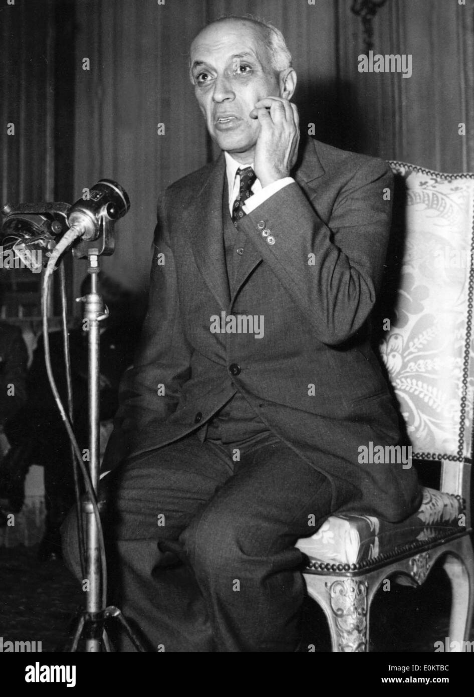 Jawaharlal Nehru intervenendo a una conferenza stampa Foto Stock